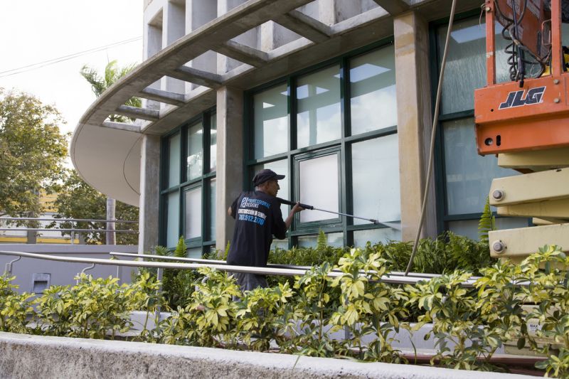 Commercial building powerwashing